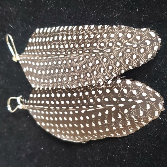 Small Size Feather 🪶 Earrings. - Picture 3 of 8